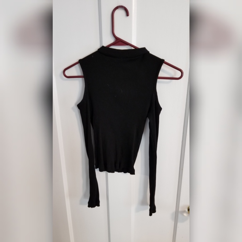 Cold shoulder long sleeved shirt